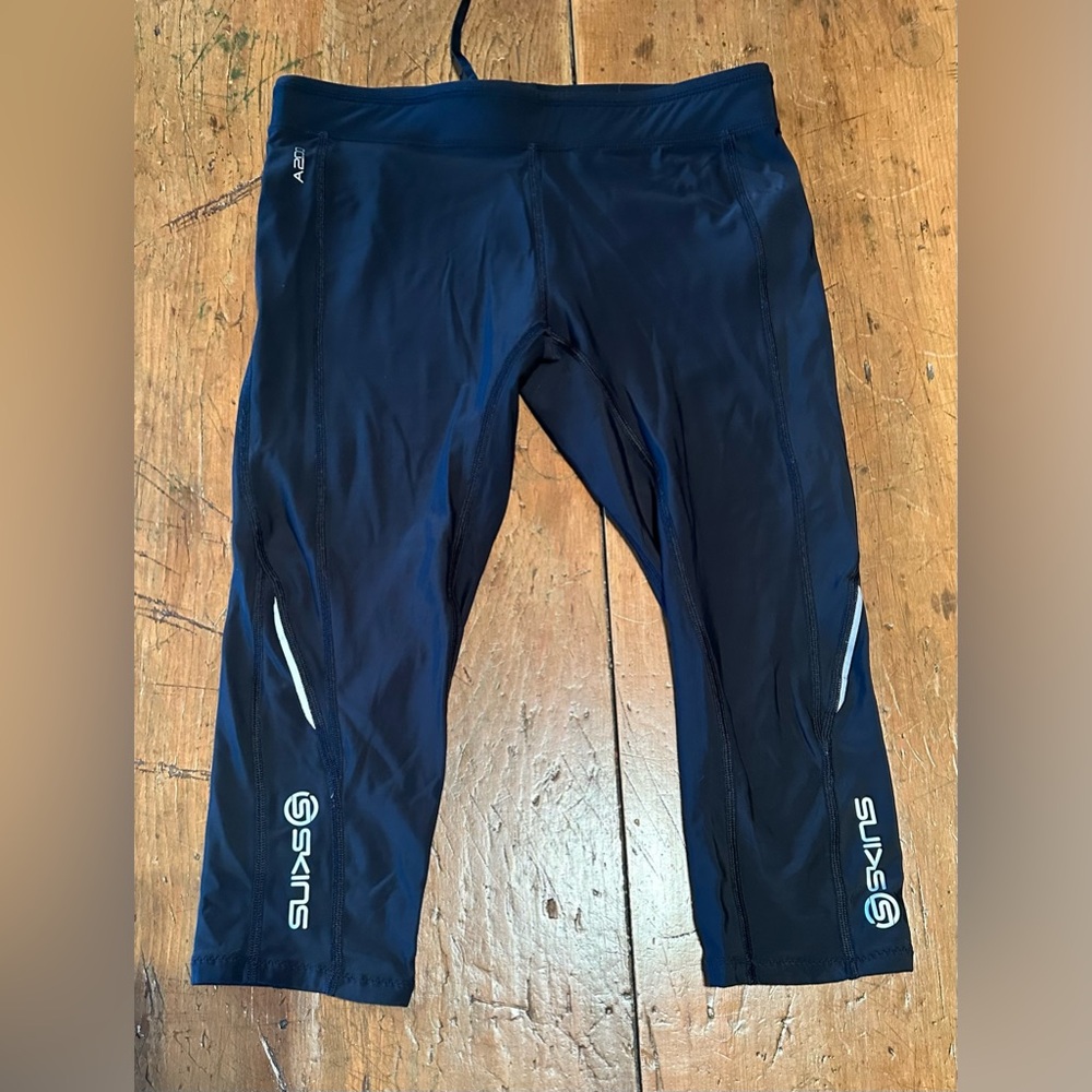 Final Price! SKINS cropped compression leggings size L (fits tight)